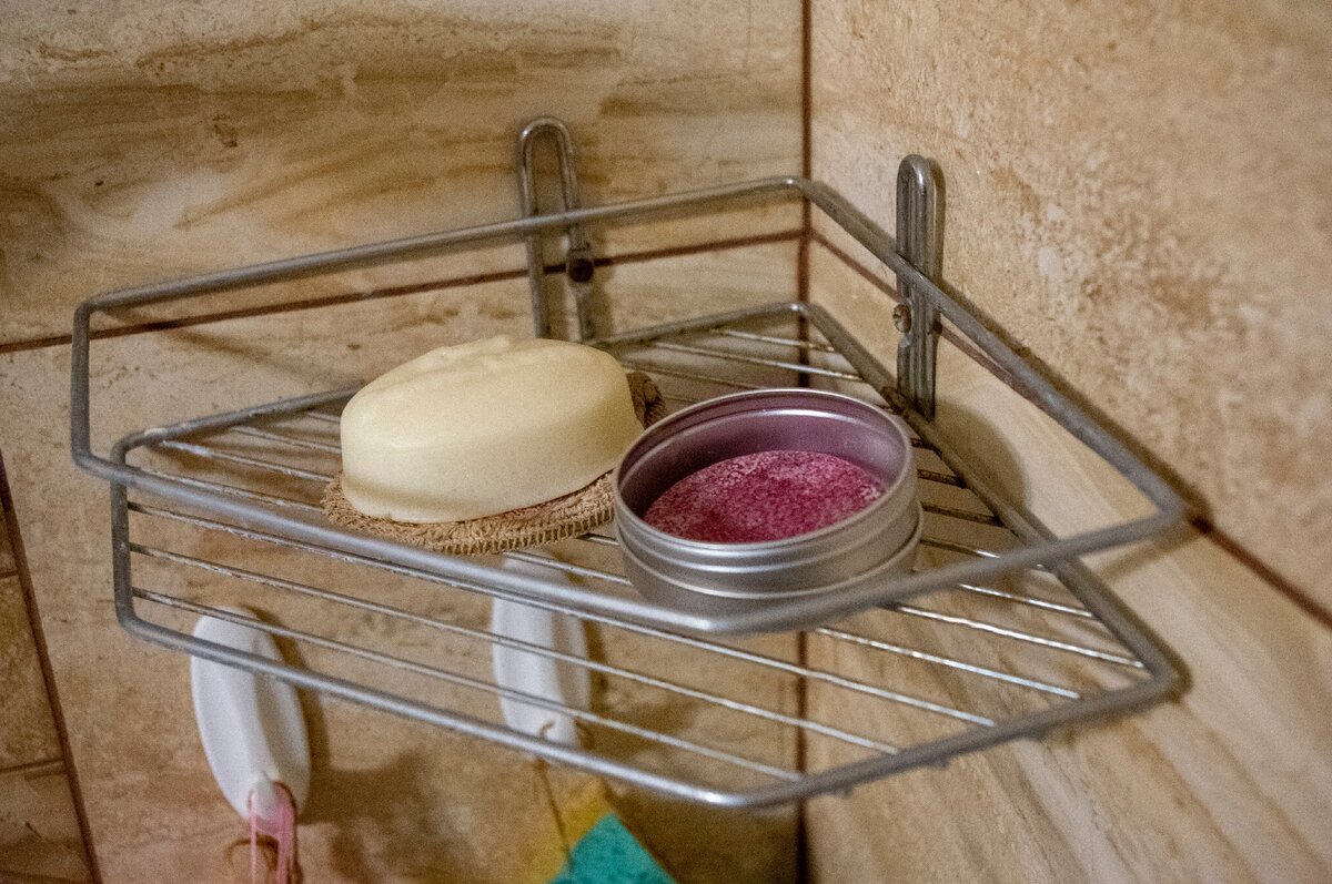 Кондиционер для волос и твердый шампунь. Фот автора.