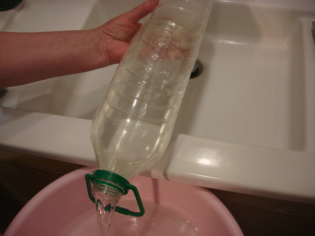 Как можно наполнить водой. Смеситель из бутылки. Кран для наливания воды в ведро. Краник для баклажки воды автоматический. Приспособление для наливания воды из крана в ведро.