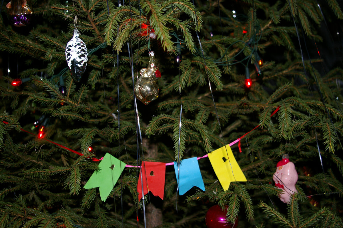 На этом фото игрушки из 70-х и 80-х: шишка с инеем, белка и поросенок из набора "Три поросенка". 