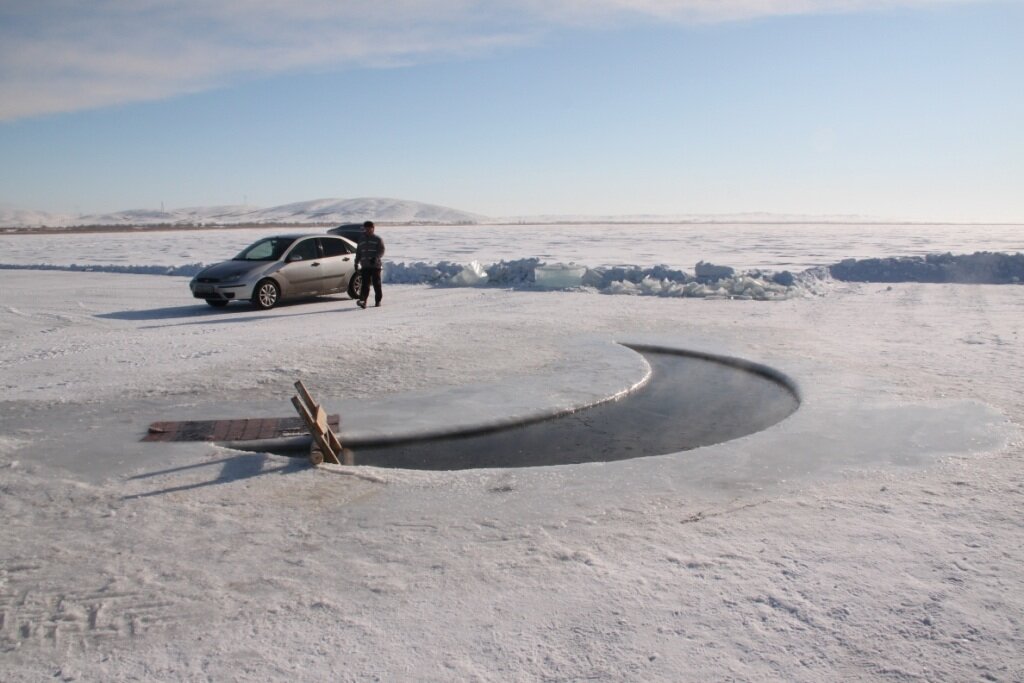 Некоторые даже умудряются делать прорубь в форма полумесяца. Фото из открытых источников.
