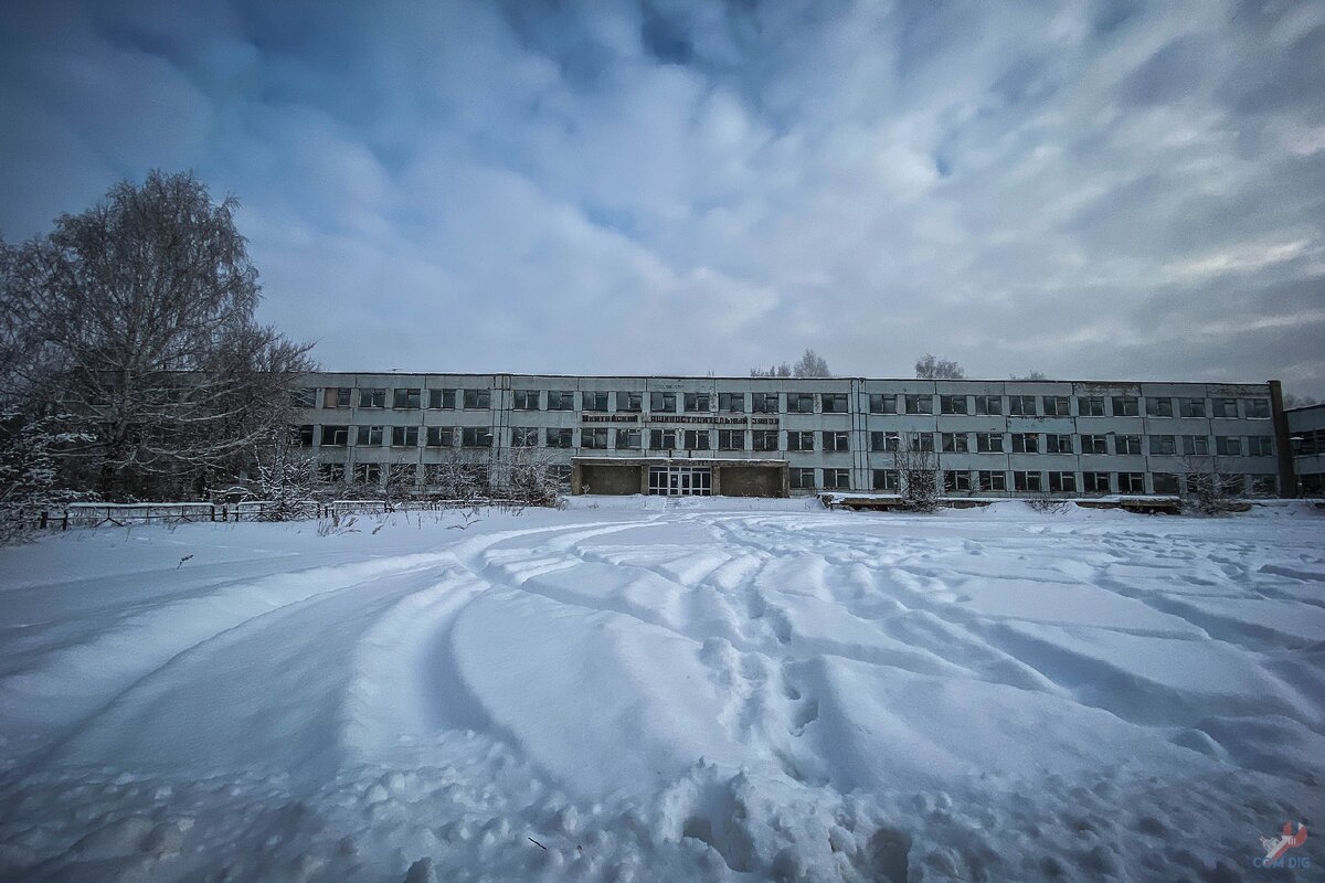 Закрытая проходная по совместительству с заводоуправлением. 