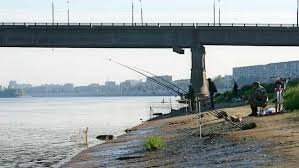 Рыбачим с моста. Рыбалка возле Аксайского моста. Рыбалка под мостом. Мост для рыбалки. Рыбачит под мостом.