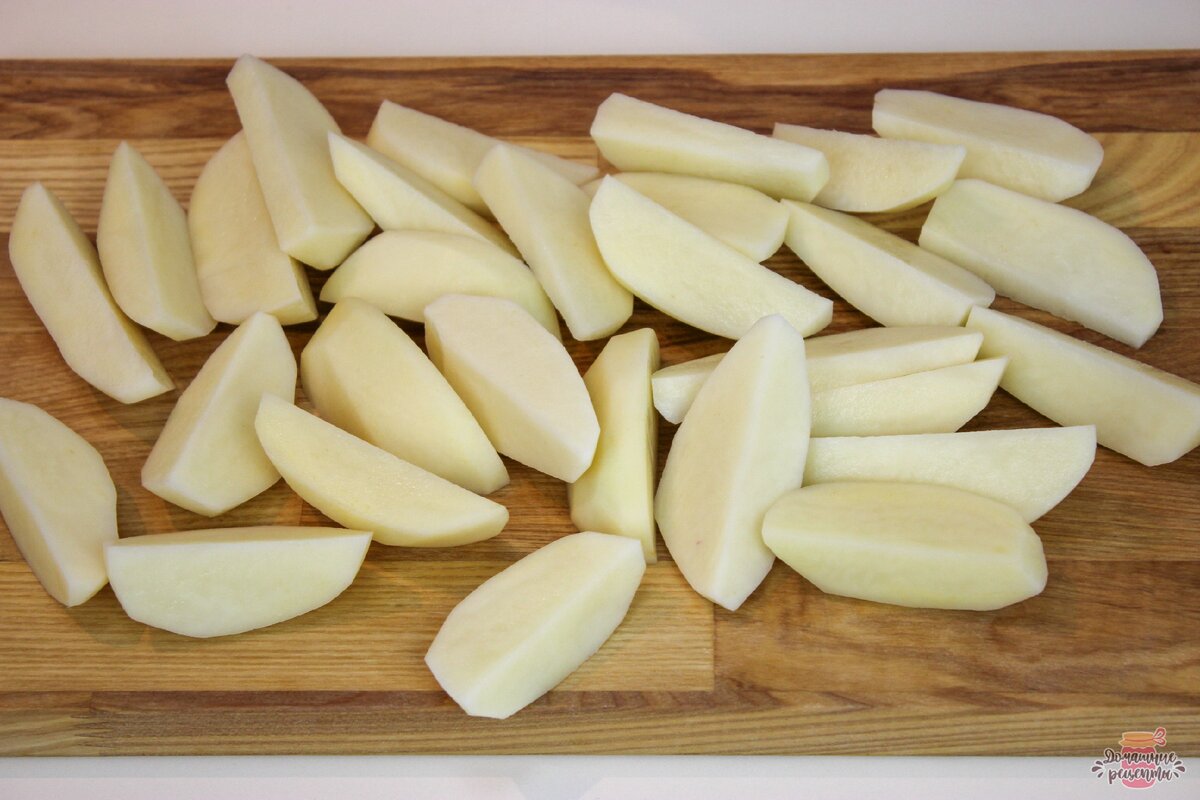 Картофель помыть, очистить, промокнуть бумажным полотенцем. Если картофель молодой, то нужно просто хорошо помыть. Разрезаем картофель на дольки, средний картофель на 4 части, крупный на 6 частей.