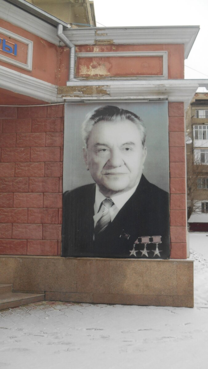 Портрет Д. А. Кунаева на здании фонда его имени. Тараз. Январь 2020 г. Фото автора