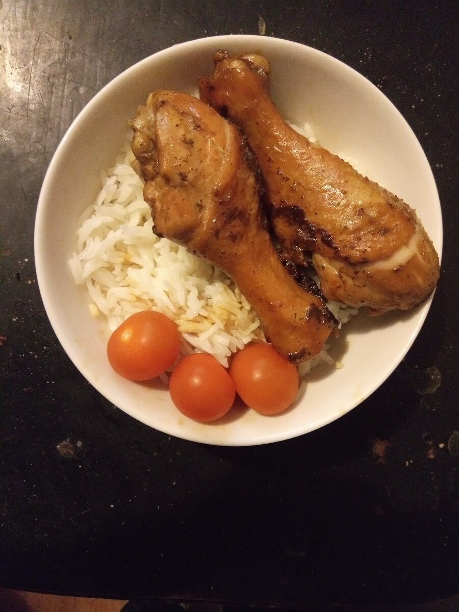 А себе я потушила куриную печень. И съела прямо со сковородки всю. Пожалуй,это был тот редкий день, когда не хотелось ни шоколада, ни, вообще, сладкого. Казалось бы, в чём проблема? Готовь себе регулярно что-то такое. Но, во-первых, что-то такое традиционно дороже, даже будучи дешевле в пересчёте на килограмм, а во-вторых, готовить, мыть... Нет на это никаких сил. Проще съесть шоколадку, а вечером — несколько бутербродов. И нет, готовить себе и детям не работает чаще всего. Потому что вот сделала шесть голеней (стандартный лоток), и можно, конечно, разделить, но тогда готовить что-то ещё. А если кормить только детей, можно сэкономить силы на одном приготовлении ужина. Хотя бы частично. Помню, как ещё два года назад я готовила с удовольствием каждый день по несколько вариантов блюд и обязательно что-то из выпечки. Куда всё делось? Вопрос риторический