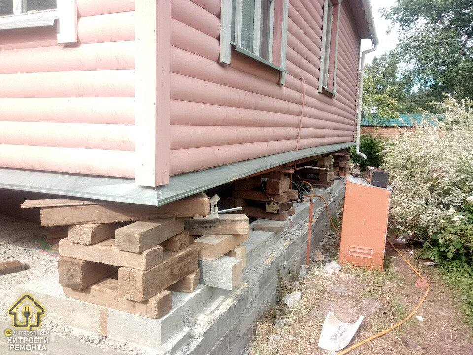 Мужчина домкратами поднял деревянный дом, чтобы построить под ним гараж. Фото До/После.