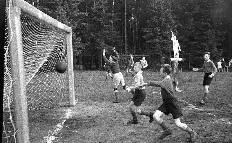Футбол в пионерском лагере. Фото из открытых источников.