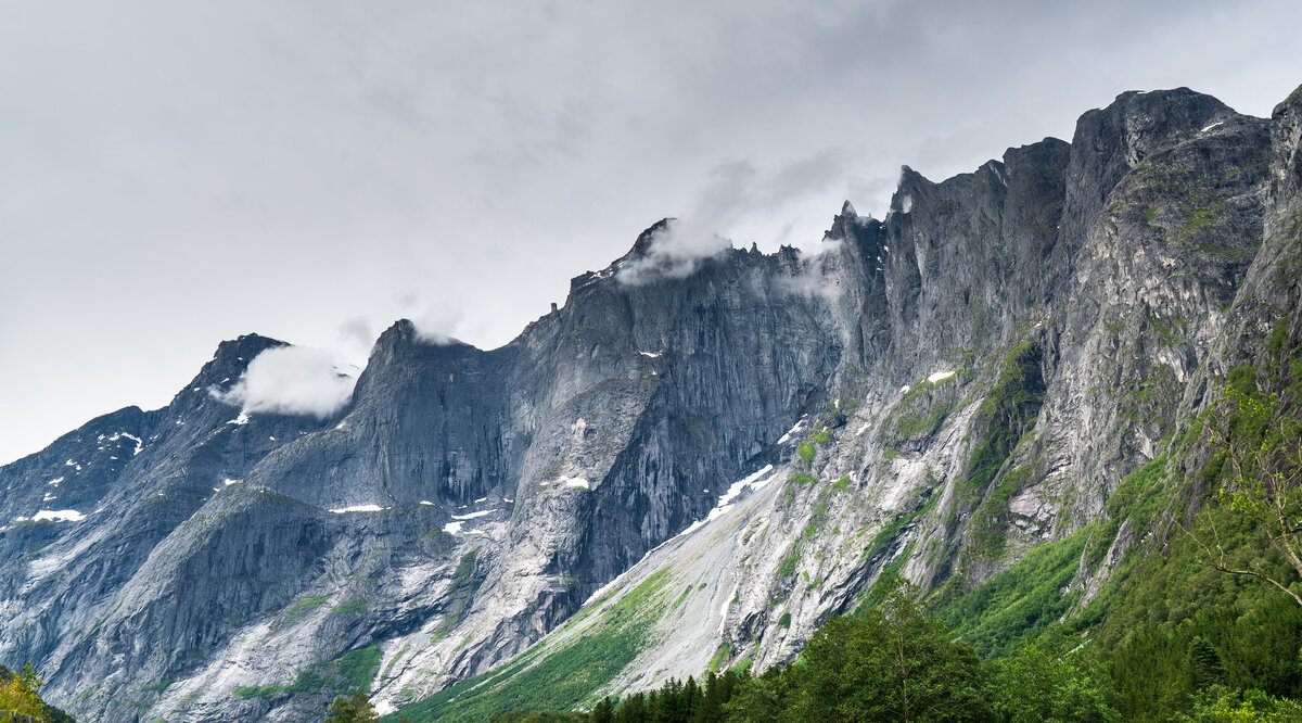 Стена Троллей в Норвегии. Суровое испытание и опасный опыт – каменная стена, где на вершине торчат острые, как пики,…