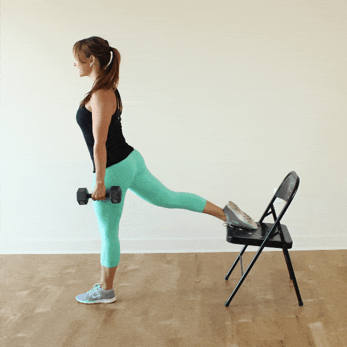 Приседания с опорой на стул одной ноги заставит ваши бедра и ягодицы просто «гореть». Одной ногой встаем на пол а другую кладем на стул.