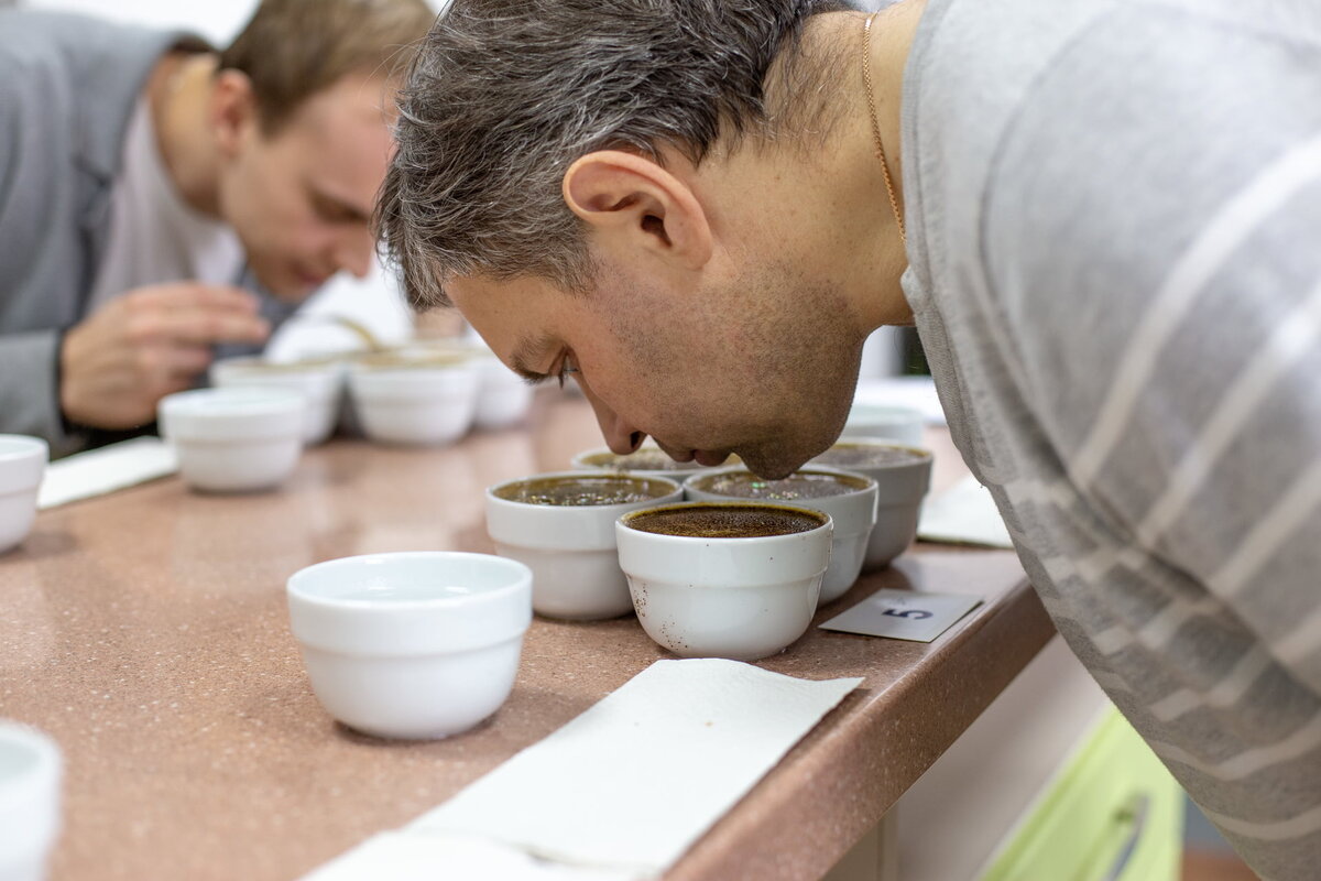 Сергей Болдырев — главный технолог MADEO — оценивает аромат кофе на кап-тесте.