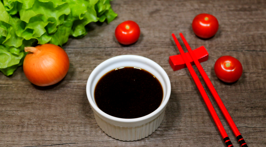 Шаг 1Сковороду ставим на средний огонь и поэтапно вливаем в нее соевый соус, добавить сахарный песок и затем чайную ложку имбиря и чайную ложку чеснока.Шаг 2Далее вливаем винный уксус, оливковое масло и добавляем мед.Шаг 3Готовим соус нужно на среднем огне, постоянно помешивая его. Таким образом его нужно довести до кипения.Шаг 4Далее в стакане разводим воду с крахмалом, хорошо перемешав их. Затем вливаем содержимое стакана в сковороду, перемешиваем и выключаем огонь.Шаг 5Через 20 минут соус переливаем в стеклянную баночку, закрыв ее крышкой, и убираем в холодильник. 