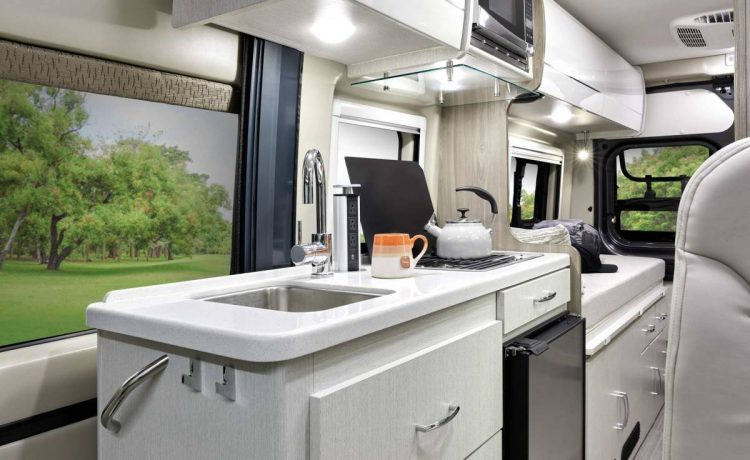 Кухонный блок с плитой с двумя конфорками, раковиной, холодильником и микроволновой печью