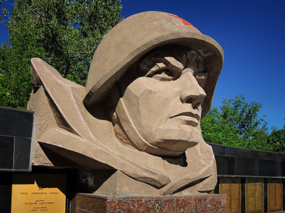 В самаре находится памятники. Памятники в Самаре. Памятники войны в Самаре. Самара мемориал, посвященный героям Великой Отечественной войны. Неизвестные памятники Самары.