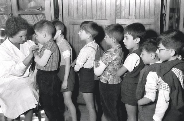 Детки в очереди к медсестре
