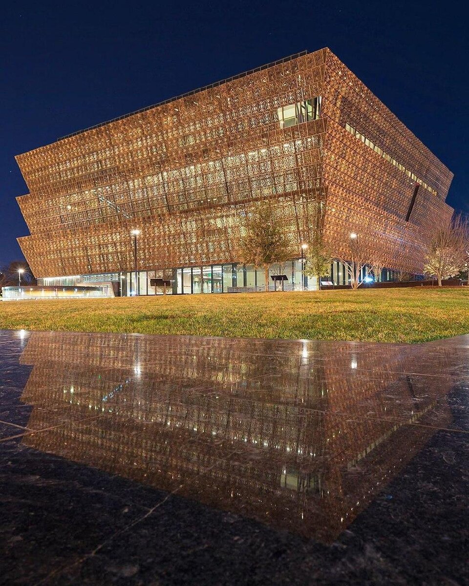 Вашингтон. National Museum of African American History and Culture по проекту архитекторов Adjaye Associates.  Фото by Gordon Lau https://www.instagram.com/p/B9HV8zaB5j1/