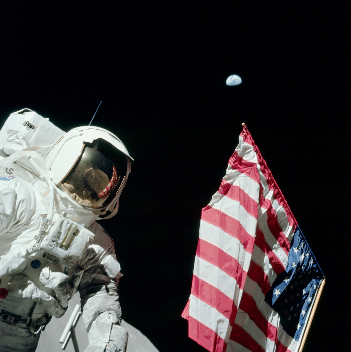 Фото миссии Аполлон-17 с Землёй и флагом (источник - архив НАСА https://www.hq.nasa.gov/office/pao/History/alsj/a17/AS17-134-20384HR.jpg)