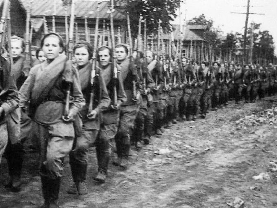 Пойти на войну добровольцем девушке. Пойти на войну добровольцем девушке. Добровольцы на войне 1941-1945. Женщины связистки на войне 1941-1945. Женский батальон в вов 1941-1945.