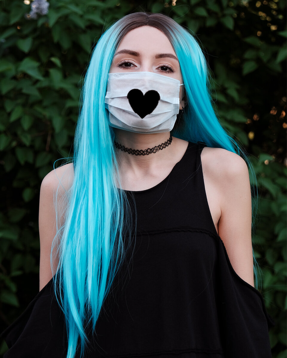 Если чувствуете признаки болезни или даже просто обычный кашель, но из дома выйти срочно надо, надевайте медицинскую маску (можно сделать самому из бинтов). Это обезопасит окружающих от ваших микробов.