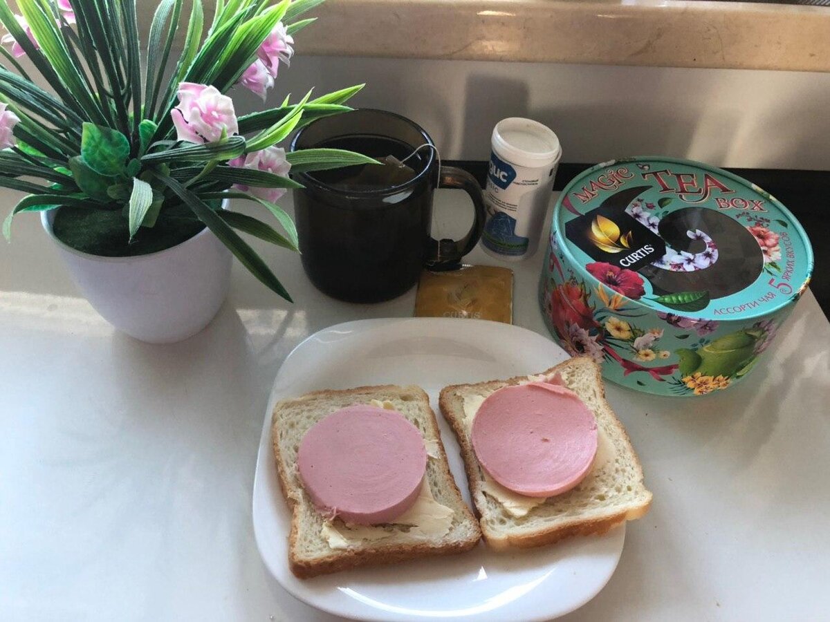 Бутерброды и вкусный чай. Сегодня -со вкусом манго.