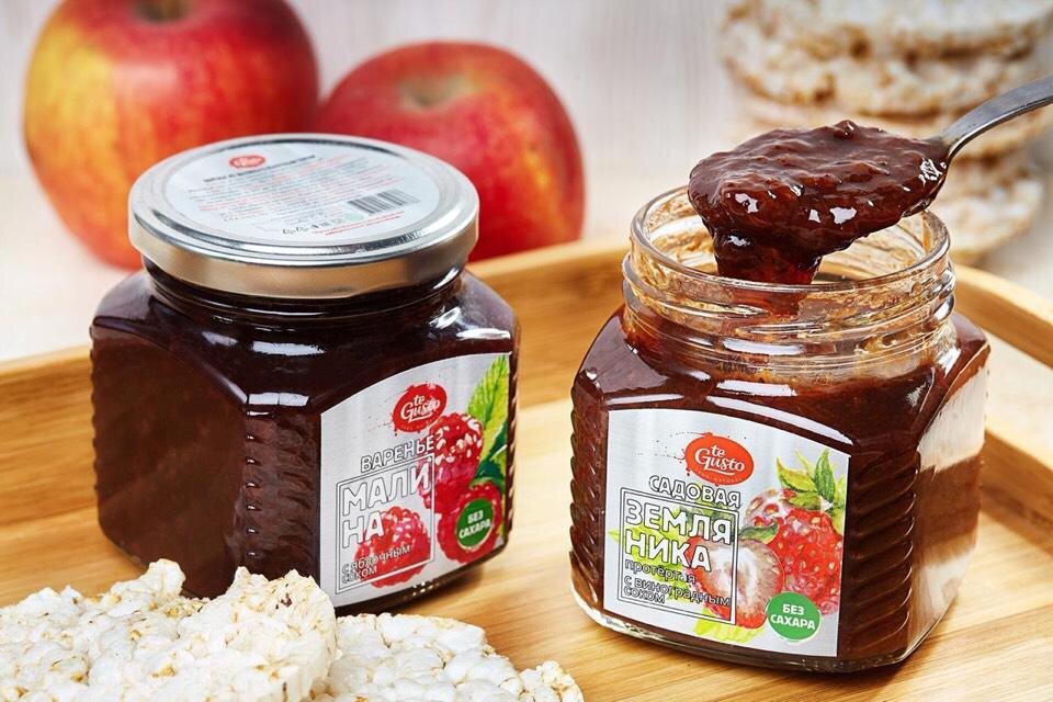 Классическое варенье тоже видела на сайте, но пока не брала: земляника, белая черешня, фейхоа. В составе есть сахар, - удобно для приготовления выпечки, десертов, поставить на стол в розеточку к приходу гостей, подарить родственникам и друзьям, которые лояльны к сахару. 