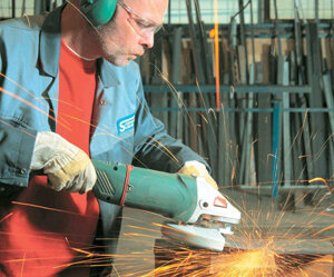 Сегодня поговорим о проблеме обработки металла для промышленных или строительных нужд. Высокие требования к современным конструкционным материалам и промышленным деталям сказываются и на требованиях к качеству раскроя металла. Сегодня нужно не просто разделить части металла, а сделать еще это и ровно с высокой точностью. И тут речь не о допусках в миллиметр, а о гораздо меньших допусках.

Чем можно разрезать металл?