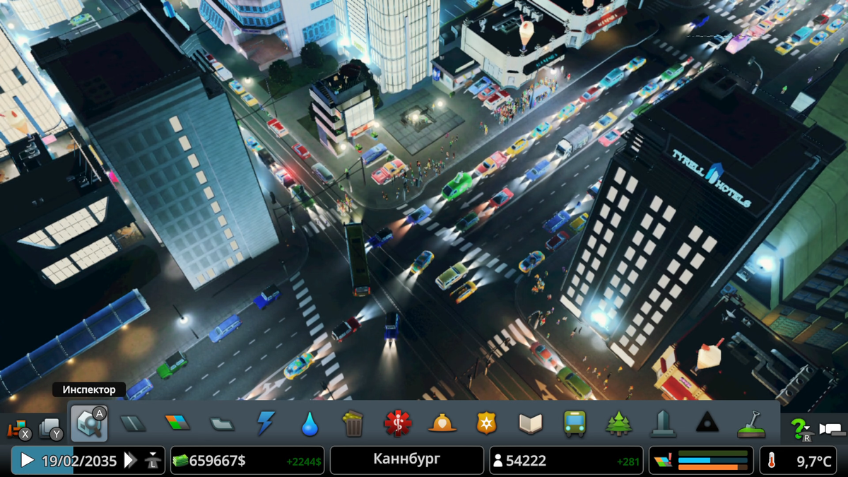 Люди бегут из метро на автобус в деловом районе.