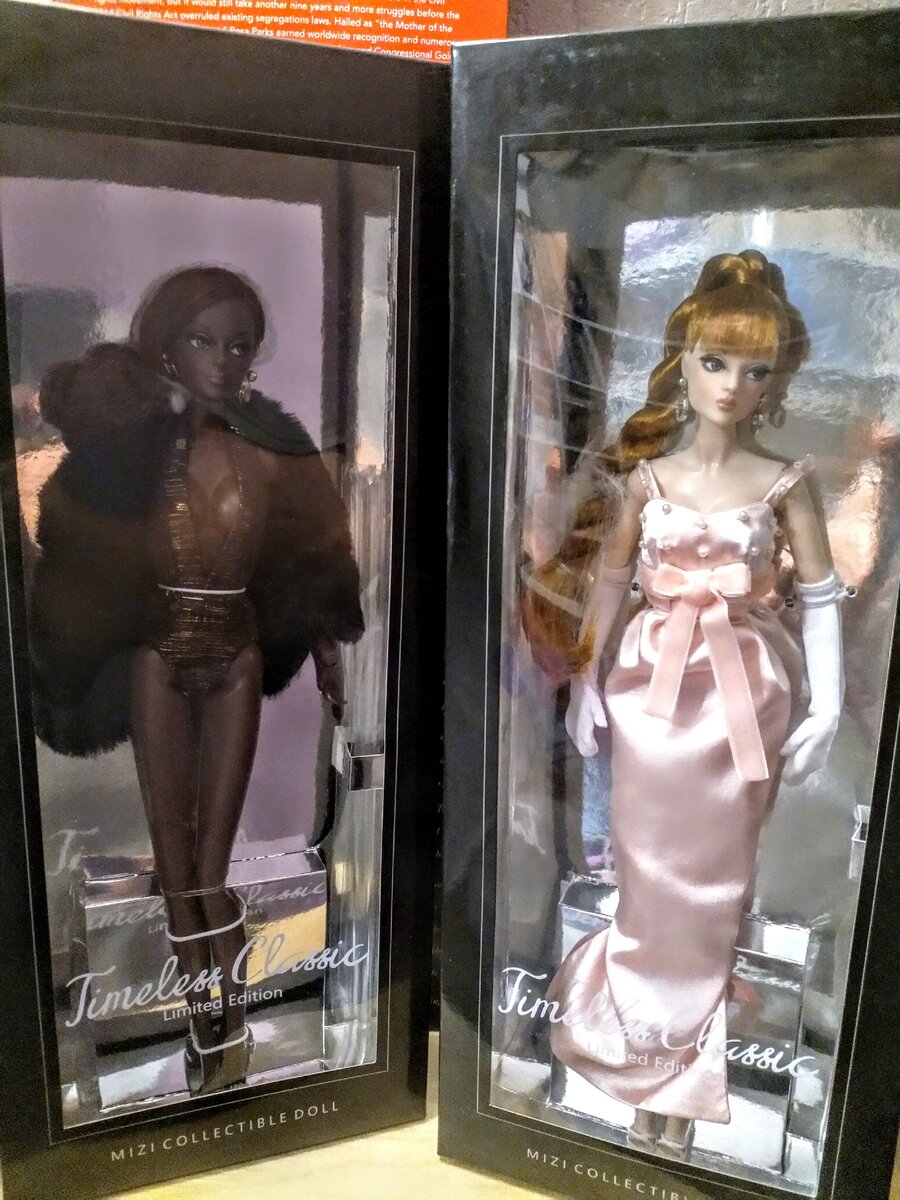 Есть две Мизи первых выпусков, Фатима и Рапунцель. Берегу их, не достаю из коробки, хотя очень хочется поиграть, переодеть... Но каждый раз смотрю на ящик, в котором скопились куклы, ожидающие перепрошивки или перерисовки или подбора образа и понимаю, что не имею права на распаковку новых кукол пока...