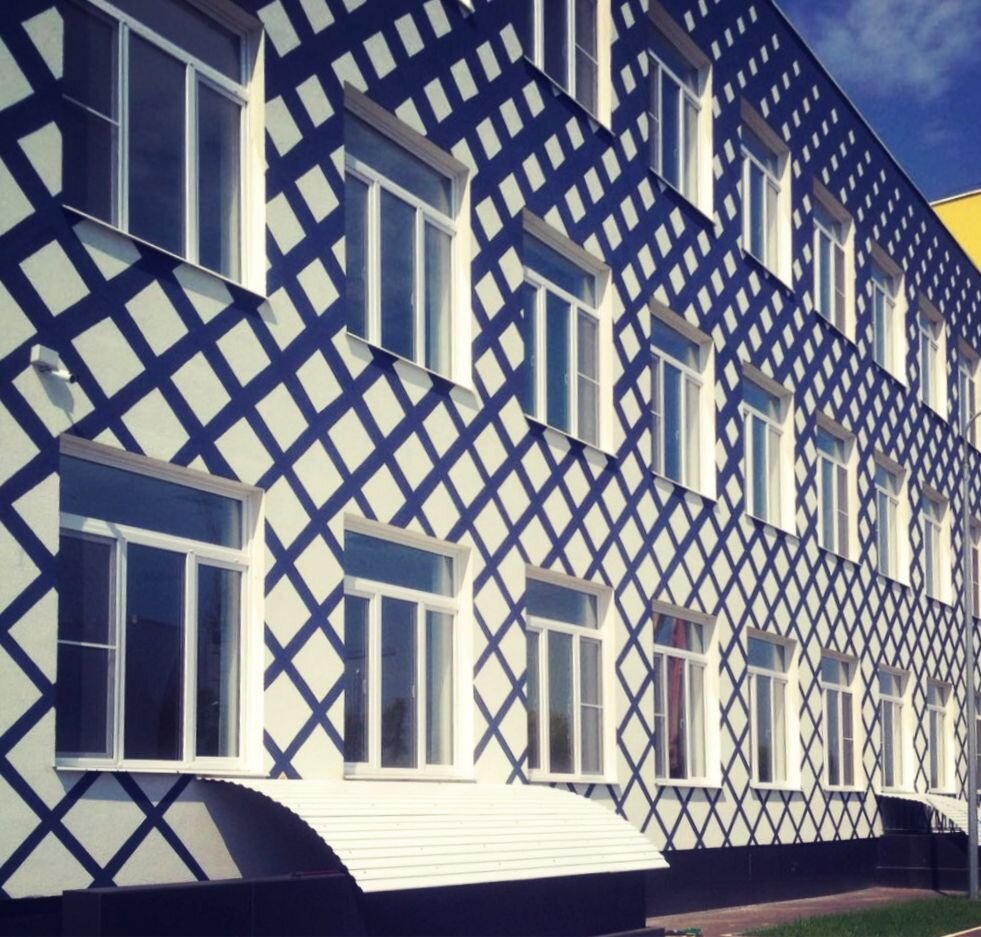 Геометрические изображения на фасаде школы
