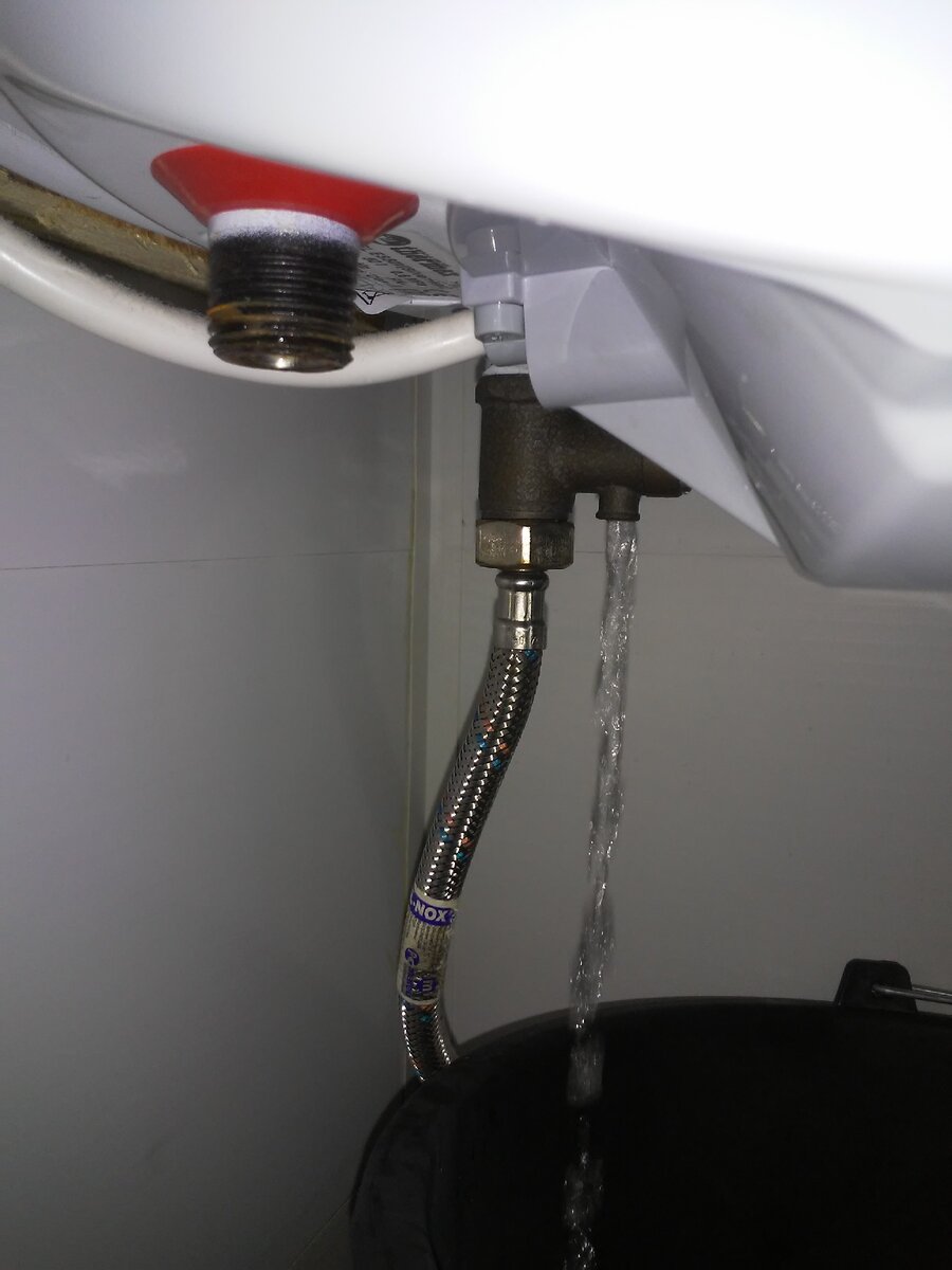 разобрать водонагреватель аристон на 80 литров. разборка водонагревателя аристон 80 литров. аристон водонагреватель 100 литров открутить нагревательный. как снять крышку бойлера. как снять крышку бойлера.