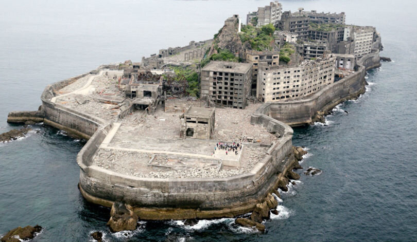 «Пограничный остров» — непосредственно таким образом с японского языка переводится Хасима. Островок располагается в Восточно-Китайском море, примерно в пятнадцати км от Нагасаки.  