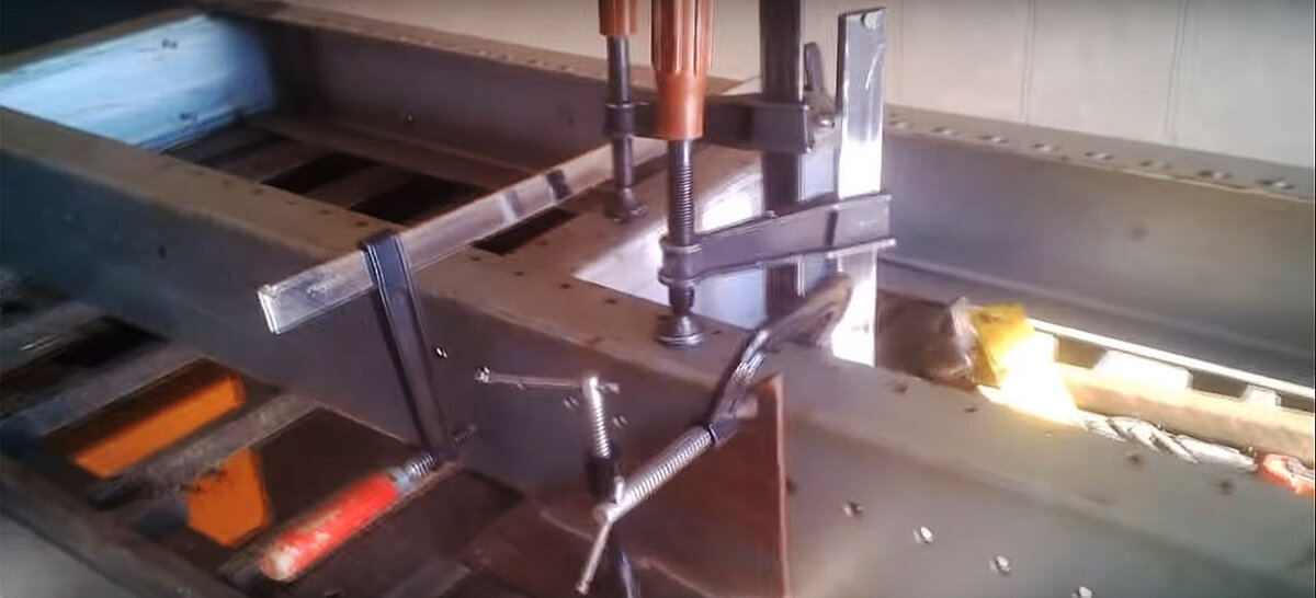 Детали зафиксированы струбцинами перед сваркой 