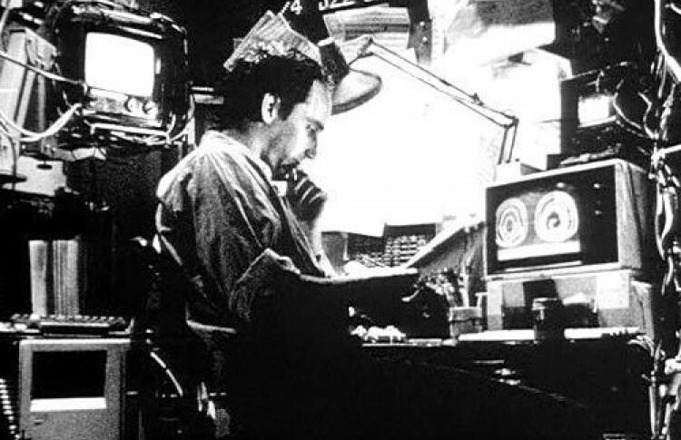 Макс Коин - чокнутый чудак, ищущий ответы на свои вопросы. 