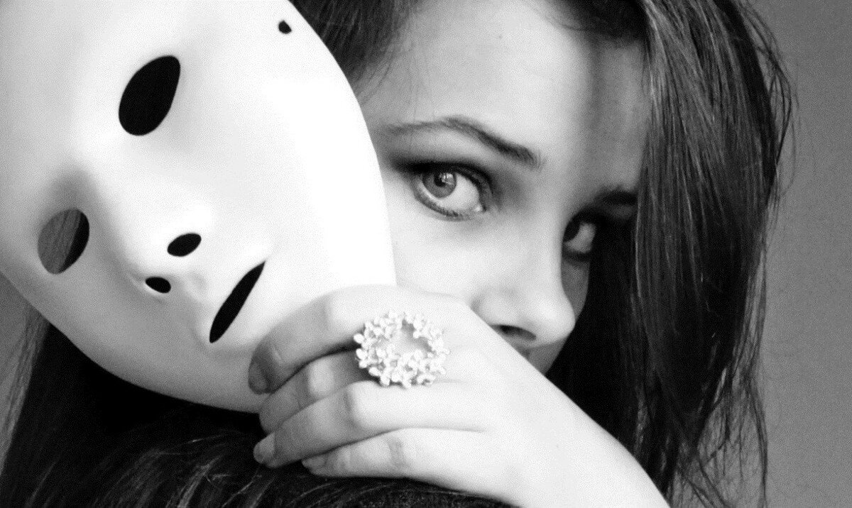 Девушка в черной маске. Девушки носят маски. Девушка в маске медицинской. Девушки носят маски. Девушка в маске медицинской на улице.