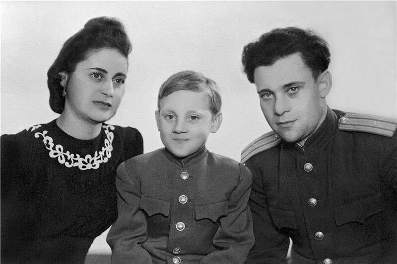 Владимир Высоцкий с отцом и его женой Евгенией Степановной. Фото из открытых источников