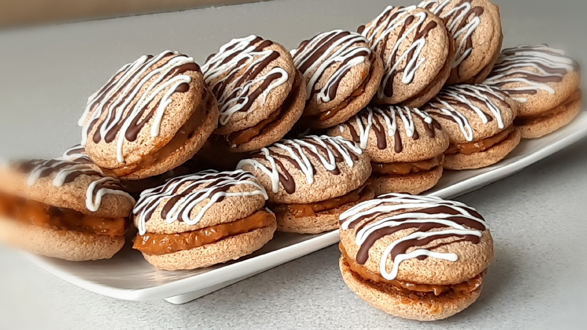 Такое лакомство смело можно готовить без крема, оно очень вкусное само по себе................ Удивительно вкусно и очень хрустящее!!!!