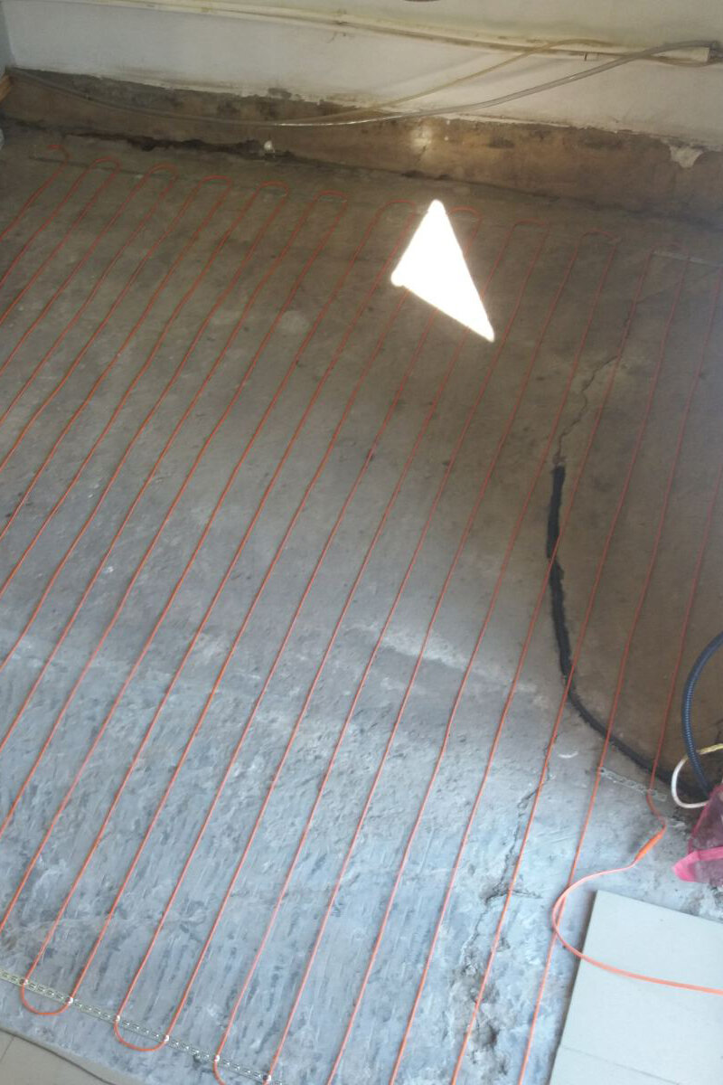 Уложенный кабель теплого пола.