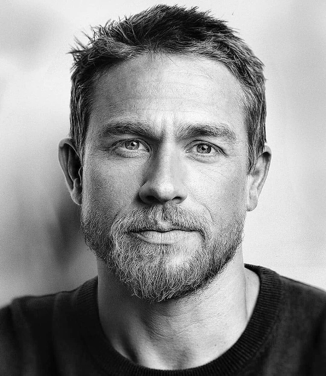 1) Пробуй знакомиться с девушками, которых считаешь выше своего уровня. Ты будешь удивлен.
2) Никогда не занимайся сексом с человеком, который не хочет этого так же сильно, как ты.
3) Никогда не бей человека, пока он не представляет для тебя угрозы.
4) Каждый головной убор должен иметь практическую пользу.
5) Никогда не води ее в кино на первом свидании.
6) Научись правильно бриться.
7) Ничто не смотрится круче хорошо сидящего костюма.
8) Сначала брей по росту волос. Потом, если надо, — против.
9) Всегда смотри в глаза человеку, с которым говоришь.
10) Купи вантуз до того, как он тебе понадобится.

11) Упражнения сделают тебя счастливее. Бегай, качайся, играй в спортивные игры.
12) Джентльмен сначала чистит зубы, а затем повязывает галстук.
13) Всегда откладывай небольшую часть своей зарплаты.
14) Звони родителям хотя бы раз в неделю.
15) Никогда не носи галстук на резинке.
16) Жми руку уверенно и крепко, но не перегибай.
17) Хвали ее обувь.
18) Никогда не оставляй кружку пива недопитой.
19) Если ты не уверен в себе, притворяйся уверенным. Со временем это придет.
20) О размере человека можно судить по размерам вещей, которые его волнут.

21) Всегда контролируй свою жестикуляцию.
22) Целиться в человека нужно только в том случае, если собираешься выстрелить.
23) Всегда вставай, когда жмешь кому-нибудь руку.
24) Давай в долг только такую сумму, с которой ты внутренне готов расстаться навсегда.
25) Слушай больше, чем говоришь. Людям нравится, когда их слушают.
26) Имей несколько комплектов рабочей одежды.
27) Покупай только качественные инструменты.
28) Мужчина должен уметь постоять не только за себя, но и за других.
29) Когда идешь, смотри прямо перед собой, а не под ноги.
30) Не бойся принимать решения, которые обещают интересную историю.

31) Нехорошие парни попадают во френдзону, а скучные.
32) Найди то, что приносит тебе больше всего удовольствия, и постарайся прикинуть, как заработать на этом.
33) Не позволяй маленькой "голове" думать за большую.
34) Проявляй уважение ко всем людям одинаково, вне зависимости от их социального статуса.
35) Лучшее, чему ты можешь научиться, — это ответственность. Плохие вещи иногда случаются, твоя задача — справляться с ними.
36) Первый, кто разозлится — проиграет.
37) Никогда не жалуйся. Это не упростит твою задачу и не ускорит ее достижение.
38) Всегда старайся узнать что-то новое.
39) Выходи из дома в таком виде, в котором будешь готов встретить любовь своей жизни.
40) Никогда не меняй себя, чтобы осчастливить кого-то. За исключением случая, когда "кто-то" — это ты.

41) Если ты - самый умный в комнате — ты не в той комнате.
42) Удача любит подготовленных.
43) Женщины считают уверенных в себе мужчин чертовские сексуальными.
44) Занимайся в жизни тем, чем считаешь нужным, но всегда старайся стать лучшим в этом деле.
45) Никто на смертном одре не пожалел о том, что мало работал. Наслаждайся своей жизнью.