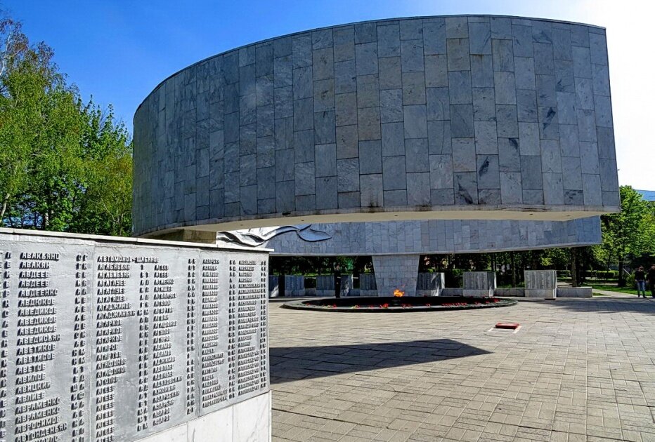 Пали ростов на дону. Мемориальный комплекс павшим воинам ростов-на-дону. мемориальный комплекс павшим воинам ростов. мемориал вечный огонь ростов-на-дону.