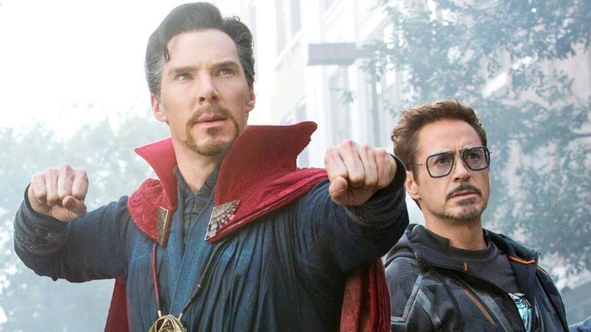 Сценаристы «Мстителей» показали в твиттере кадр с Тони Старком, Человеком-пауком и доктором Стрэнджем, который не вошёл в заключительный монтаж третьей части серии фильмов, и фанаты остались в восторге. На фото со съёмок последний из супергероев был одет в костюм Железного человека. Теперь поклонники готовы отдать многое, чтобы увидеть доктора Стрэнджа в новом для него образе...Крстофер Маркус и Стивен Макфили — сценаристы двух последних фильмов про Мстителей — 26 апреля устроили в твиттере карантинную вечеринку, на которой вместе с сайтом ComicBook раскрыли закулисные секреты хита 2018 года — «Мстители. Война бесконечности».