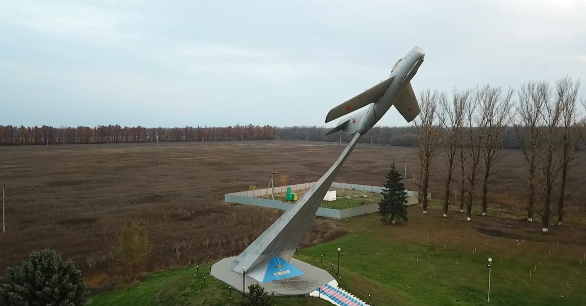 Погода в краснодарском крае станица ленинградская. Самолет памятник в ст. Ленинградской Краснодарского края. Памятник самолет в станице Ленинградской. Памятник самолет ст Ленинградская. Станица Ленинградская памятники.