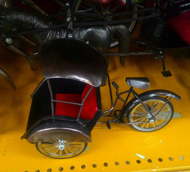 Бэйчак, металл. Сувенир из Taman mini