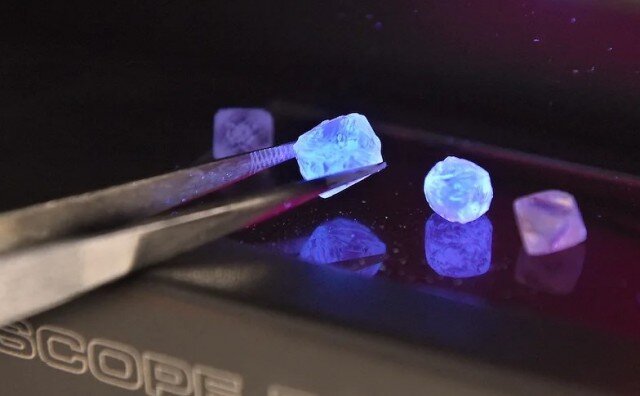 Как стало известно “Ъ”, СКР завершил расследование громкого уголовного дела о хищении алмазного сырья из АК АЛРОСА, являющейся крупнейшим в России производителем алмазов. По версии следствия, главный специалист АК Елена Канунникова с 2006 года выносила со склада драгоценные камни в нижнем белье, заменяя их более дешевыми алмазами, используемыми для производства инструментов. Ущерб, нанесенный предприятию, превысил 300 млн руб. Всего в деле пять фигурантов, двое из которых полностью признали свою вину и заключили досудебные соглашения с прокурором о сотрудничестве, в рамках которых дали показания на сообщников. 
Главное управление по расследованию особо важных дел СКР закончило основные следственные действия по беспрецедентному для современной России делу о краже в особо крупном размере и незаконном обороте природных драгоценных камней (ч. 4 ст. 158 и ч. 2 ст. 191 УК РФ). Его основными фигурантами являются бывший главный специалист АЛРОСА Елена Канунникова, ее приятель Владимир Табидзе и безработный Владимир Гординский.

Как установили следователи ГУРОВД, а одним из них был Иван Чибисов, параллельно разбиравшийся в обстоятельствах массовых протестных беспорядков, происшедших летом прошлого года в Москве, систематическими хищениями высококачественного алмазного сырья, используемого в изготовлении ювелирных изделий, члены преступной группы занимались с 2006 года. Для этого госпожа Канунникова, по версии следствия, вступила в сговор с бывшим работником АЛРОСА.

После увольнения из компании тот организовал индивидуальное предприятие, связанное с обработкой так называемых технических алмазов, используемых в производстве различных инструментов.
Именно у этого человека (сейчас находится под домашним арестом) Елена Канунникова, по версии следствия, приобретала недорогое сырье, которым впоследствии заменяла украденные со склада Единой сбытовой организации (ЕСО) АЛРОСА ювелирные алмазы.

Затем, как считают в СКР, драгоценные камни попадали к ее приятелю, гражданину России и Грузии Владимиру Табидзе, а от него — безработному москвичу Владимиру Гординскому, отвечавшему за сбыт алмазов.

Первой 6 июня 2019 года сотрудники ФСБ задержали Елену Канунникову, которая в нижнем белье пыталась вынести со склада ЕСО АЛРОСА очередную партию алмазов стоимостью 22 млн руб. Именно в этом столичном офисе на ул. 1812 года проходят сортировку, первичную оценку, предпродажную подготовку и реализацию практически все алмазы России. На следующий день чекисты задержали и ее предполагаемых сообщников Табидзе, Гординского, а также конечного покупателя, который сейчас также находится под домашним арестом. Как и бывший сотрудник АЛРОСА, он полностью признал свою вину и заключил досудебное соглашение о сотрудничестве с прокурором.

В рамках сделки, по некоторым данным, двое обвиняемых дали показания на трех других, став главными свидетелями обвинения по основному делу.
В суде их дела в особом порядке, гарантирующем минимальные сроки, пока не рассмотрены.

Во время обысков в квартирах обвиняемых сотрудники СКР и ФСБ обнаружили около 500 необработанных природных алмазов общей массой более 2 тыс. карат и 11 бриллиантов на общую сумму более $3 млн, а также более $2 млн и €500 тыс., уже вырученных за похищенное. Кроме того, была найдена ювелирная продукция известных мировых брендов, в том числе более 30 часов, инкрустированных бриллиантами, в которые злоумышленники, по версии следствия, также вкладывали деньги, полученные от продажи алмазов.

В итоге всем фигурантам предъявили обвинения в краже в особо крупном размере и незаконном обороте природных драгоценных камней (ч. 4 ст. 158 и ч. 2 ст. 191 УК РФ). По данным “Ъ”, нанесенный фигурантами дела ущерб оценивается в 300 млн руб. По ходатайству следствия всех троих Басманный райсуд Москвы отправил в СИЗО. Недавно суд продлил обвиняемым срок ареста до 6 июня. Предполагалось, что к этому времени все они завершат ознакомление с материалами дела. Впрочем, из-за введенного в СИЗО в связи с пандемией карантина пока никто из них к этой процедуре так и не приступил.

Отметим, что Елена Канунникова, Владимир Табидзе и Владимир Гординский своей вины в инкриминированных деяниях не признают.
Более того, в ходе расследования все они вообще якобы отказались от дачи показаний, сославшись на ст. 51 Конституции.

«Я не понимаю, какое отношение мой подзащитный может иметь к вмененной ему краже. На АЛРОСА он никогда не был и, соответственно, ничего оттуда не похищал,— заявил “Ъ” адвокат Владимира Табидзе Тенгиз Папаскуа.— Также непонятно, как он мог участвовать в преступлении с 2006 года, когда с той же Канунниковой знаком лишь с 2015 года».

Связаться с адвокатами Елены Канунниковой и Владимира Гординского “Ъ” не удалось. В СКР, подтвердив, что основные следственные действия по делу завершены, от дальнейших комментариев воздержались.