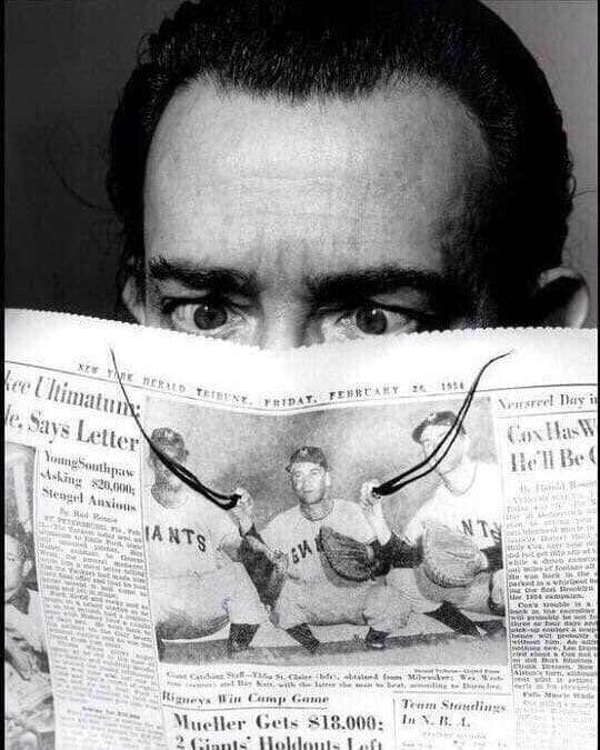 1. История с «Чупа-Чупсом»
Сальвадор Дали является автором логотипа известных леденцов «Чупа-Чупс». Энрик Бернат, основатель компании, лично попросил у Дали помощь в создании лого. И вот, на старой газете из-под руки сюрреалиста появилось всемирно известное на сегодняшний день лого. Решение разместить логотип сверху леденца, а не сбоку, было тоже гениальным предложением Дали.
В качестве вознаграждения Сальвадор получил приличный гонорар и потребовал ежедневно поставлять ему коробку леденцов. С этими леденцами он приходил на детскую площадку, демонстративно распаковывая леденец, облизывая его и выбрасывая на землю. Процесс повторялся, пока Дали не оставался им полностью удовлетворен.