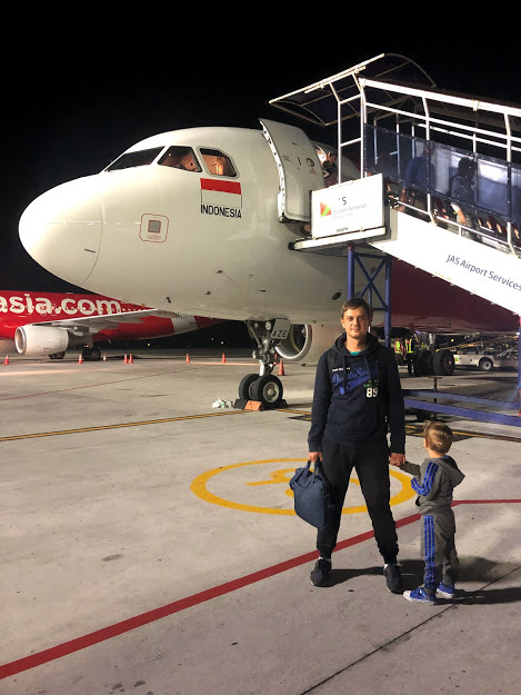 Стою у трапа самолета