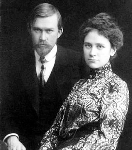 Борис Кустодиев с женой 1903 год.Семья художника в детстве была малоимущей. Отец его Михаил Лукич Кустодиев служил преподавателем различных дисциплин (словесности, логики, церковной истории, греческого и т.д.) в духовной семинарии, училище и женской Мариинской гимназии. После его смерти на руках у его молодой вдовы Екатерины Прохоровны осталось четверо малолетних детей. Семья с няней снимала флигели и своего собственного дома никогда не имела.  