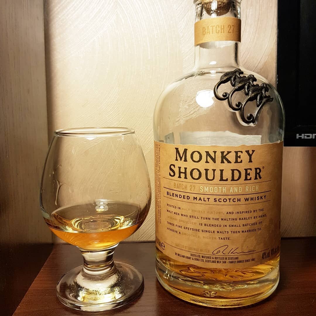 Виски monkey shoulder 0.7. Бурбон манки Шолдерс. Виски шотландский солодовый манки шолдер 3 года. Monkey Shoulder 4.5 литра. Monkey Shoulder подарочная упаковка.