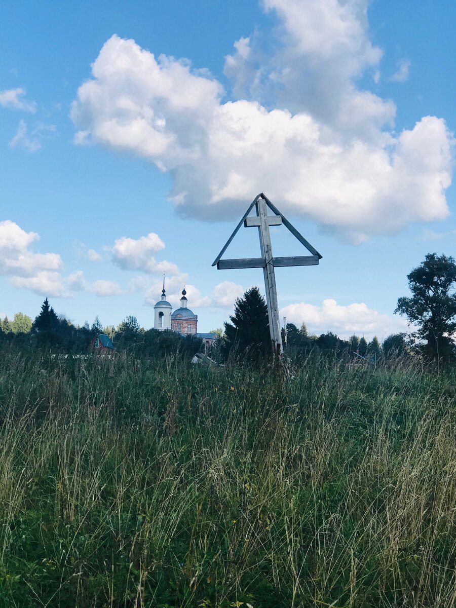 В юридических актах 1524 года упоминается Борисоглебское село, которое позже (1551 год) называется также Волоховым по фамилии помещика, которому Иван Грозный пожаловал окрестные земли. 
В Смутное время в 1609 году действовавший здесь монастырь был разорён польско-литовскими оккупантами. Вскоре после этого была возведена деревянная церковь Бориса и Глеба, которая просуществовала около 200 лет. В 1815 году по благословению епископа Владимирского и Суздальского Ксенофонта по инициативе помещика А. А. Баскакова и содействии других прихожан на месте деревянной церкви был возведён одноимённый кирпичный храм, который сохранился до сих пор, хотя и в полуразрушенном состоянии.