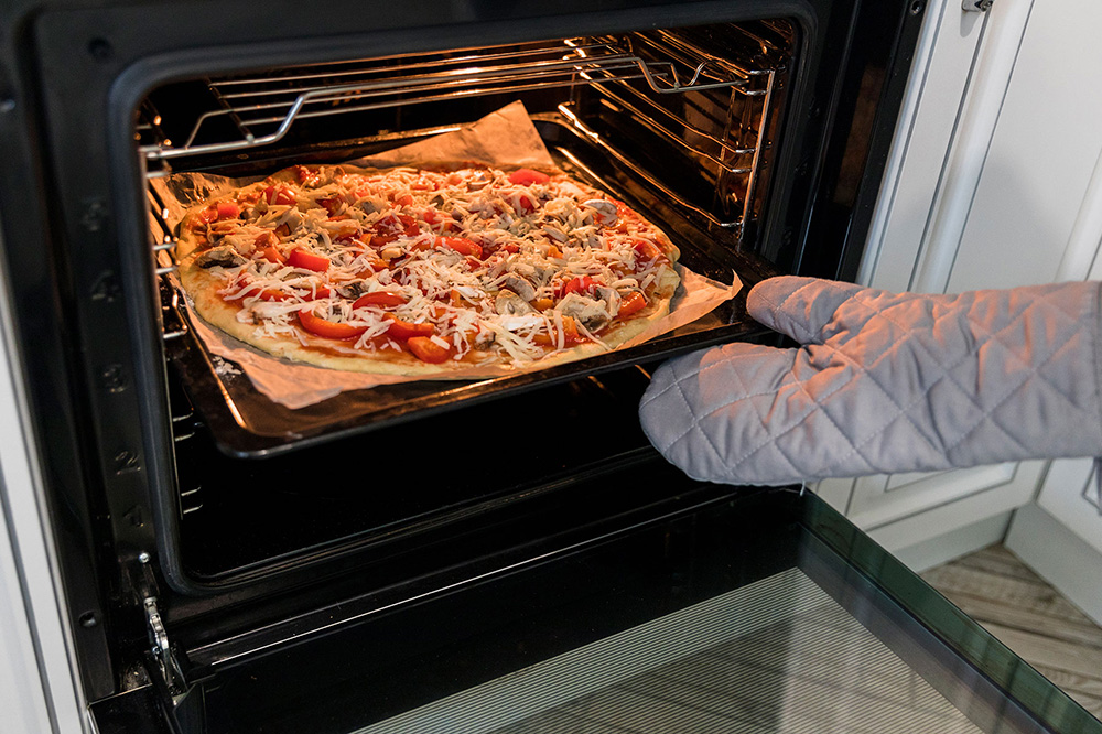 Сколько выпекается пицца. Пицца в духовке. Пицца из духовки. Разогрев духовки. Пицца домашняя в духовке.