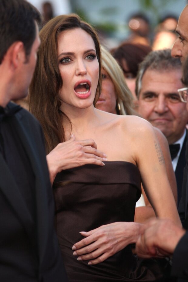 Анджелина Джоли удивлена. Муж Анджелины Джоли. Муж Анджелина Анджелина Джоли. Мимика Джоли. Удивленные звезды