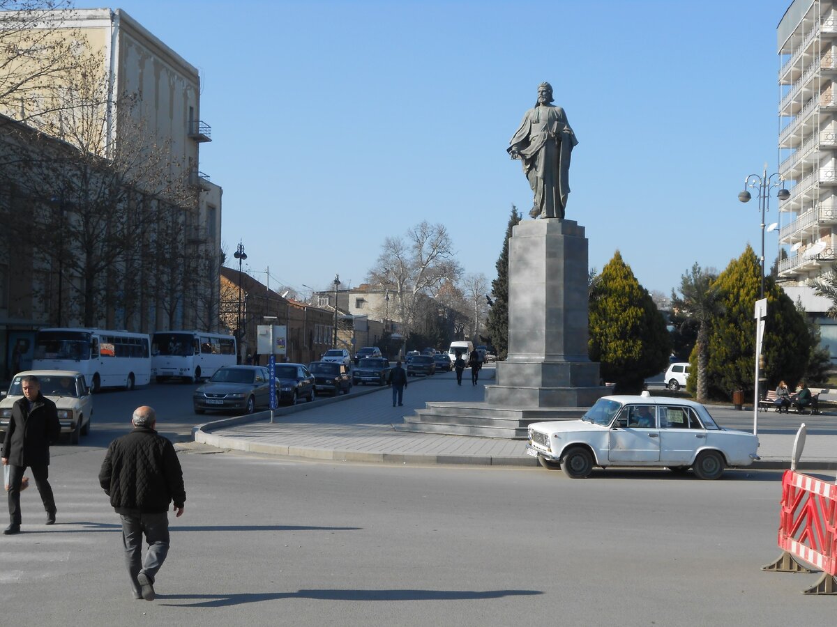 Кировабад. Кировабад ул Шаумяна. Гянджа улица Шаумяна. Гянджа Кировабад дос 102. Памятник Низами в Гяндже.